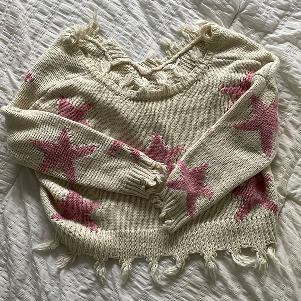 Storia Cropped Distressed Fringe Pink Cream Beige Star Sweater
